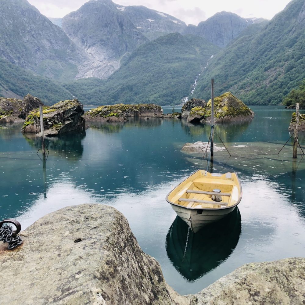 Les fjords norvégiens nous inspirent l&rsquo;effet miroir, un outil puissant à notre portée.